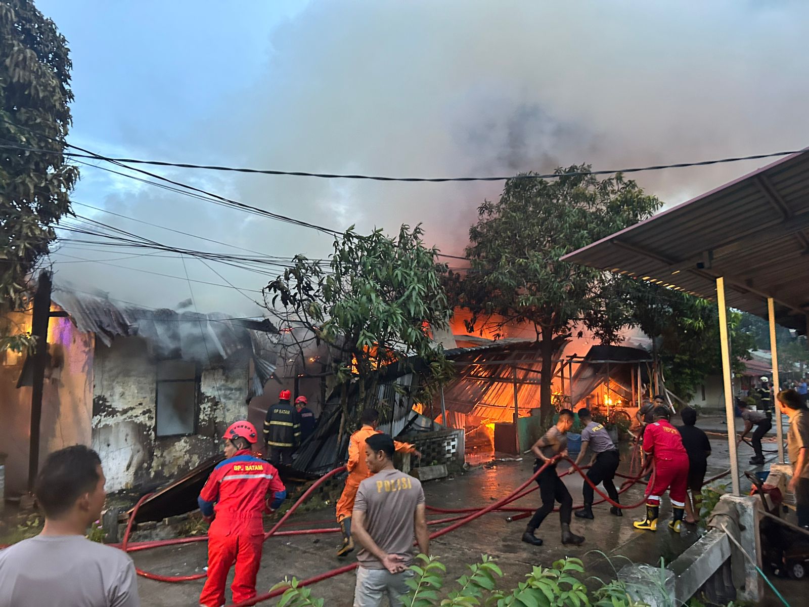 Respons Cepat Polda Kepri Tangani Kebakaran di Asrama Polresta Barelang
