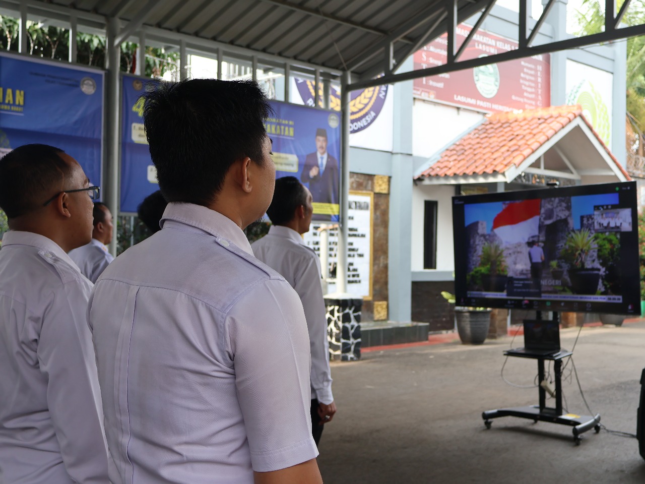 Lapas Sukamiskin ikuti secara virtual, Apel Pagi Gabungan Pegawai di Lingkungan Kementerian Koodinator Bidang Hukum, HAM, Imigrasi, dan Pemasyarakatan (H2IP), Kementerian Hukum, Kementerian Hak Asasi Manusia (HAM), serta Kementerian Imigrasi dan Pemasyarakatan.
