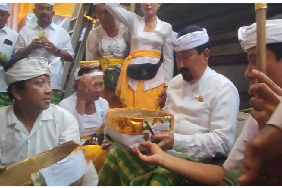 Ida Cokorde Mengwi Xlll Hadiri Upacara Melaspas di Pura Pucak Sari Sangeh