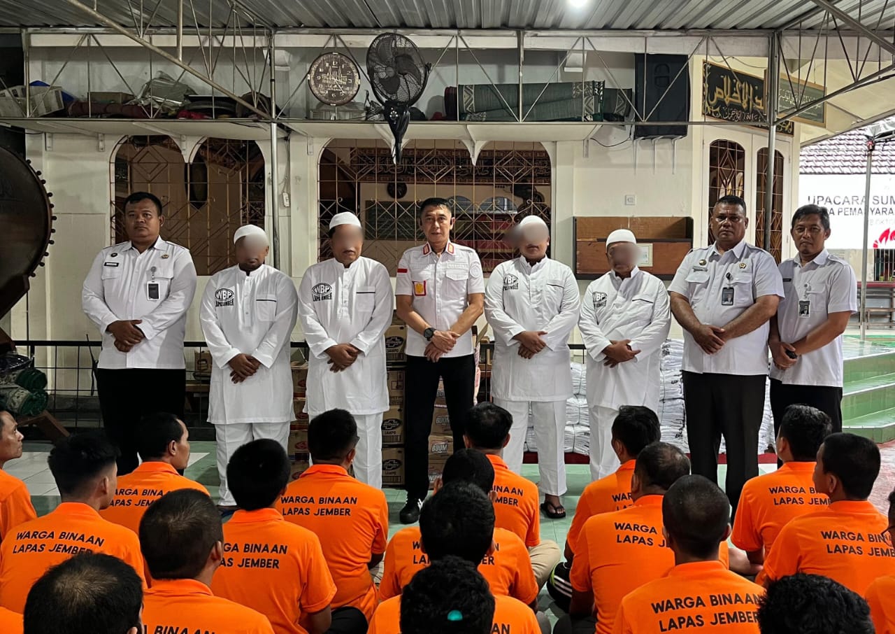 Kalapas Jember Pimpin Bagikan Pakaian Ibadah dan Perlengkapan Mandi Penuhi Hak Warga Binaan