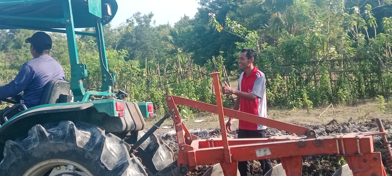 Traktor Bergerak, Petani Malaka Maju: Pemerintah Dorong Musim Tanam Serentak untuk Ketahanan Pangan
