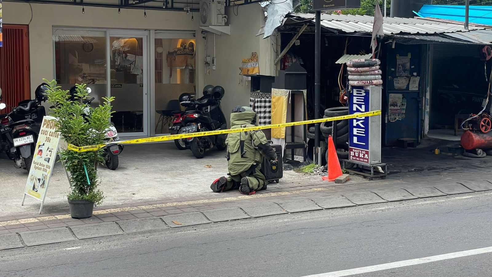 Penemuan Koper Mencurigakan di Depan Salon Dewi Beauty, Polsek Denpasar Utara Gerak Cepat Lakukan Penanganan.