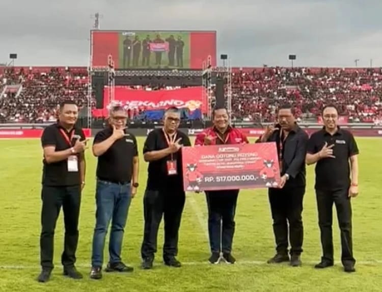 PDI Perjuangan Serahkan Dana Gotong Royong Rp517 Juta untuk Korban Banjir di Soekarno Cup 2025