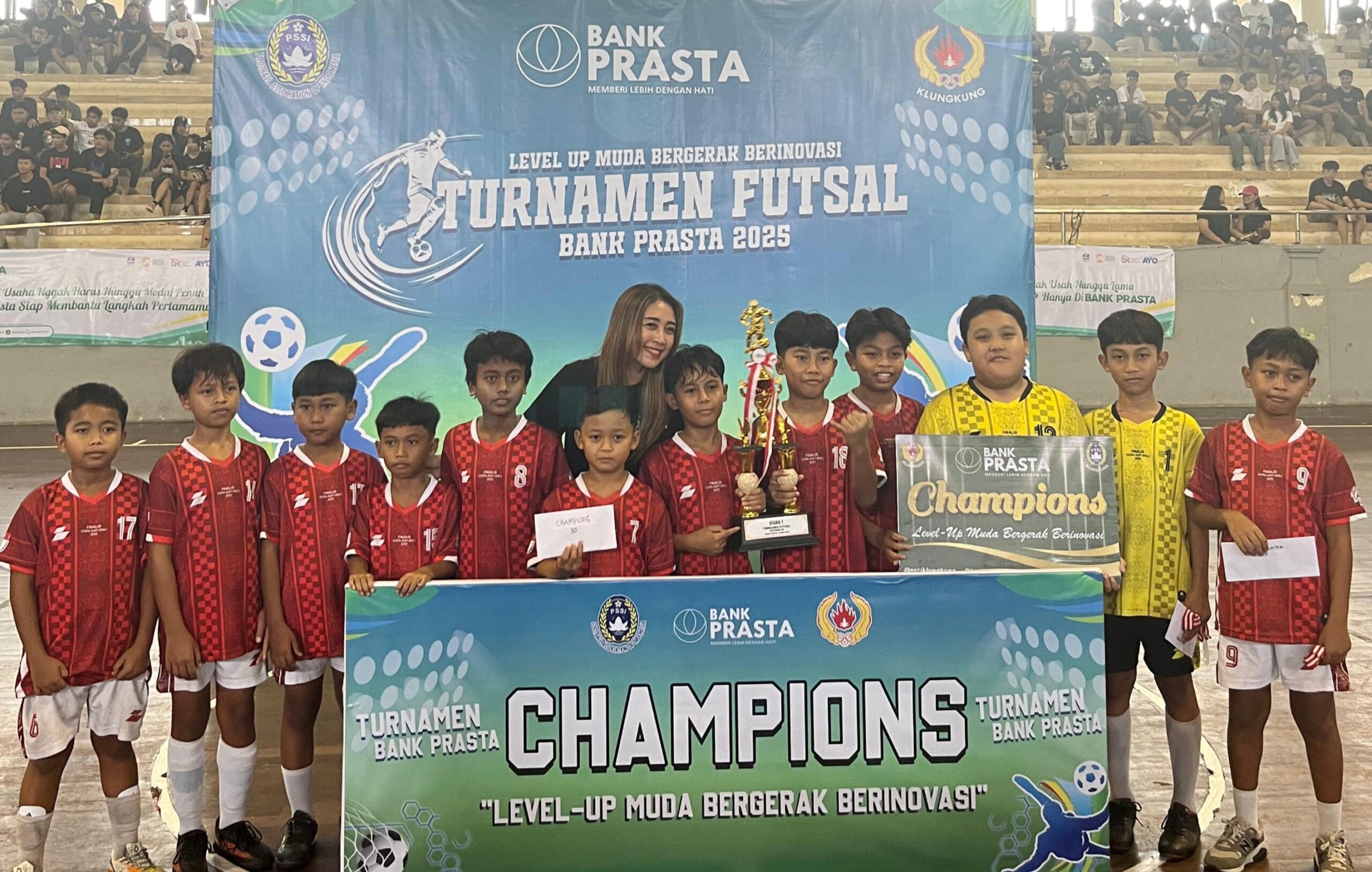 Ribuan Penonton memadati GOR Swecapura Klungkung di FINAL TURNAMEN FUTSAL BANK PRASTA