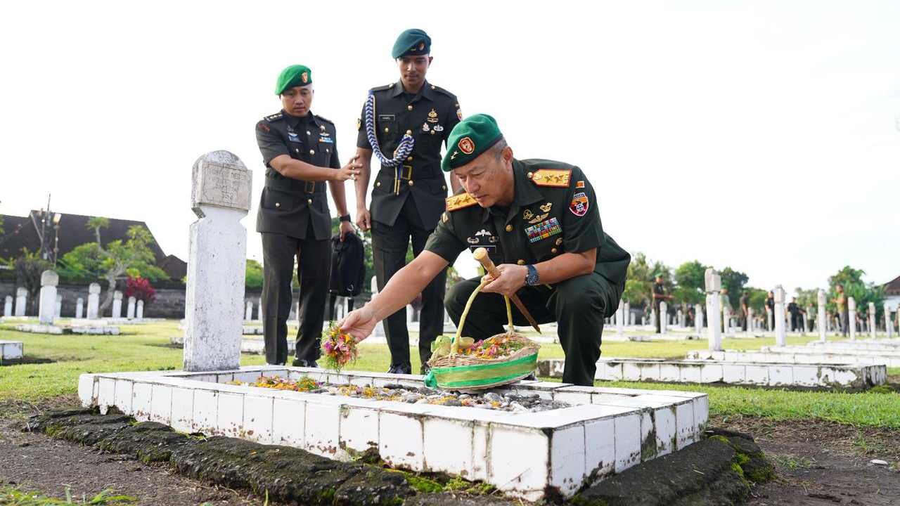Hari Juang TNI AD ke-80, Pangdam IX/Udayana Pimpin Ziarah Ke TMP Pancaka Tirta Tabanan.