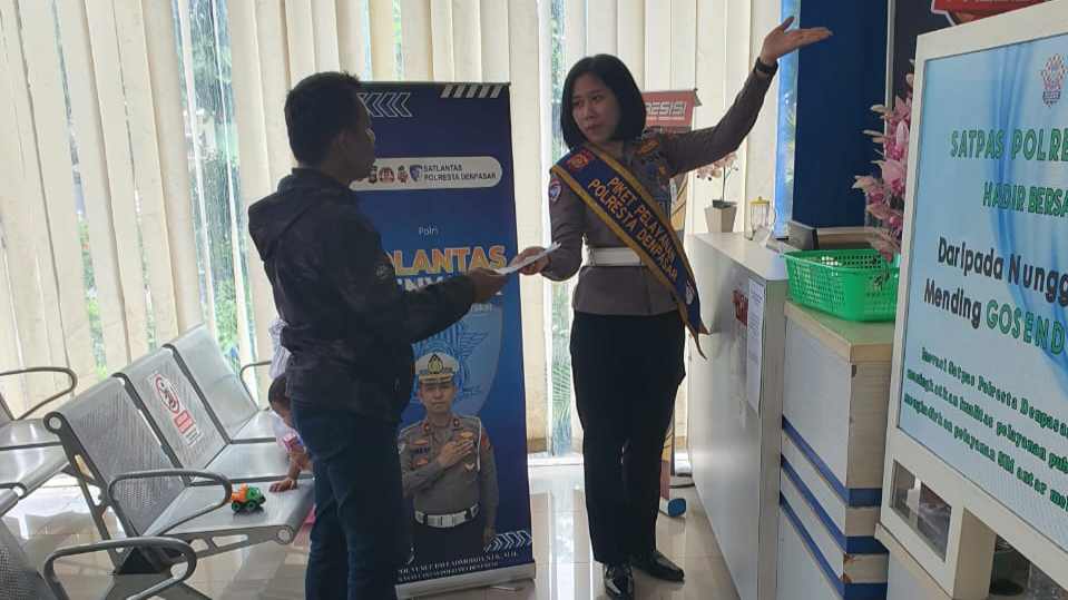 Satpas SIM Polresta Denpasar Berikan Pelayanan Humanis dan Sosialisasi Tertib Berlalu Lintas kepada Pemohon SIM