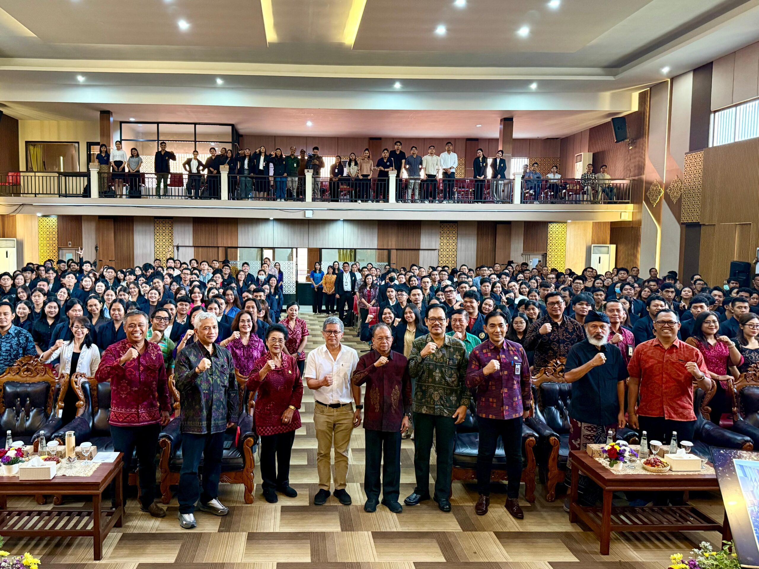 Hadiri Kuliah Umum Rocky Gerung di Unmas, Gubernur Koster Ajak Mahasiswa Bali Manfaatkan AI Tanpa Kehilangan Jati Diri