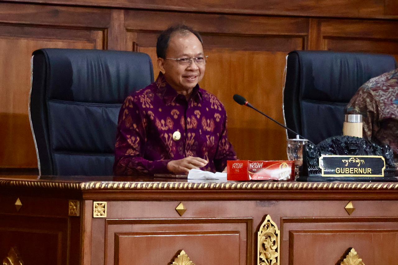 Dihadiri 46 Anggota DPRD, Gubernur Koster Jelaskan Raperda Penyertaan Modal BPD Bali