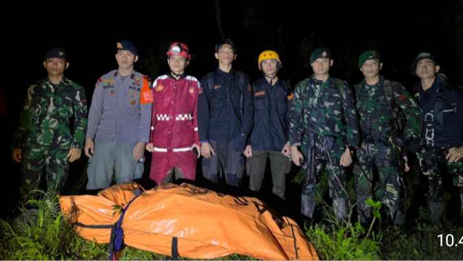 Prajurit Yonif 433 Kostrad Evakuasi Jenazah Korban Pesawat ATR 42-500 ke Titik Jemput
