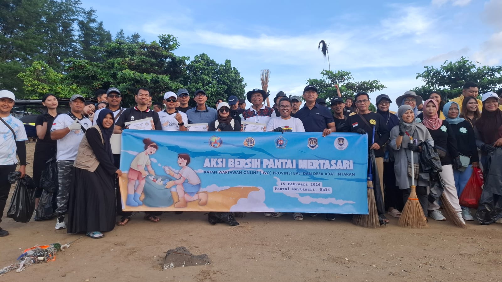 IWO Bali Gelar Aksi Bersih Pantai Mertasari, Libatkan Lintas Instansi