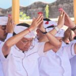 Menapak Pura Menjaga Bali, Doa Koster di Tengah Pengabdian
