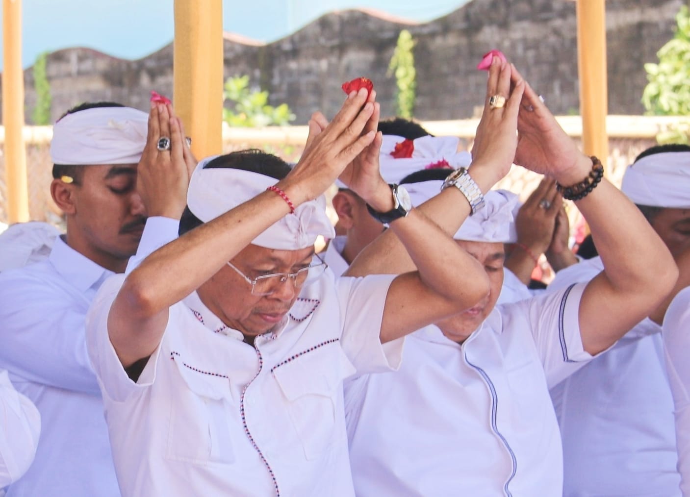 Menapak Pura Menjaga Bali, Doa Koster di Tengah Pengabdian