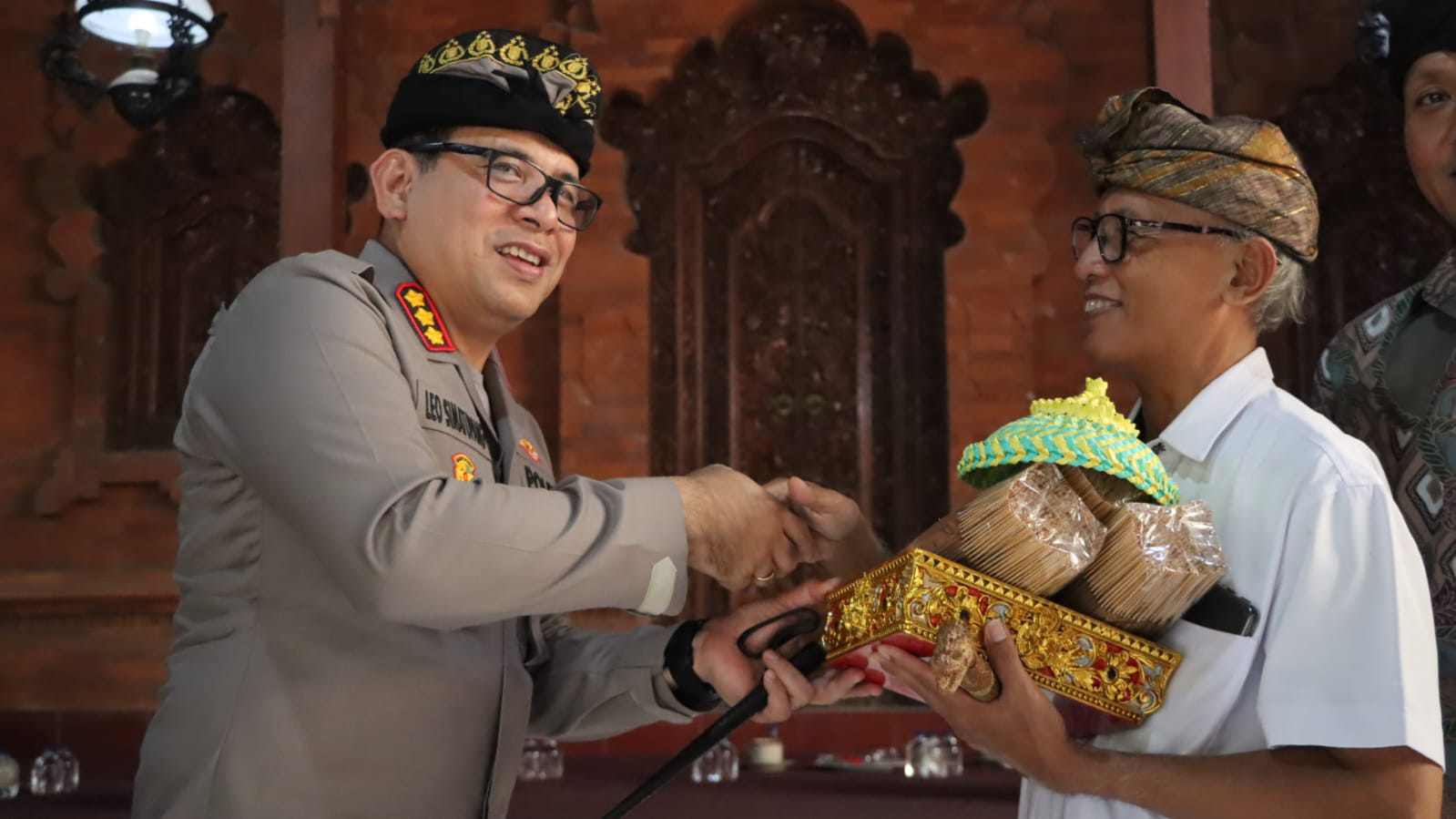 Silaturahmi Penuh Makna, Kapolresta Denpasar Sambangi Pengelingsir Puri Agung Denpasar.