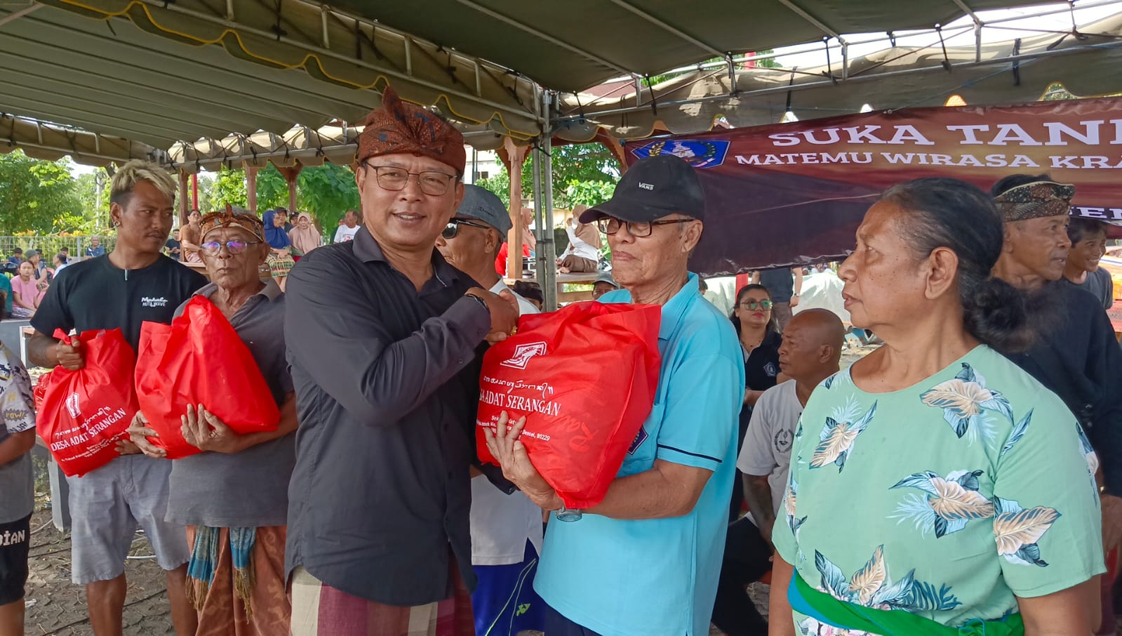 Desa Adat Serangan Gelar Matemu Wirasa dan Berbagi Sembako untuk Pengelingsir hingga Kampung Bugis
