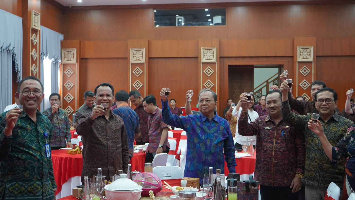 Gubernur Koster Tegaskan Kemasan Produk Arak Bali harus Tertib Gunakan Aksara Bali