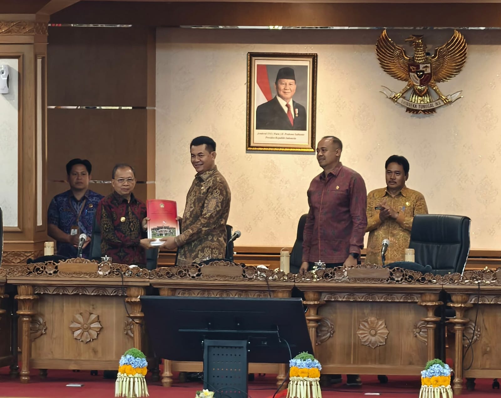 Dewa Made Mahayadnya Pimpin Rapat Paripurna DPRD Bali Sampaikan Penjelasan Gubernur Bali atas Dua Raperda Provinsi Bali