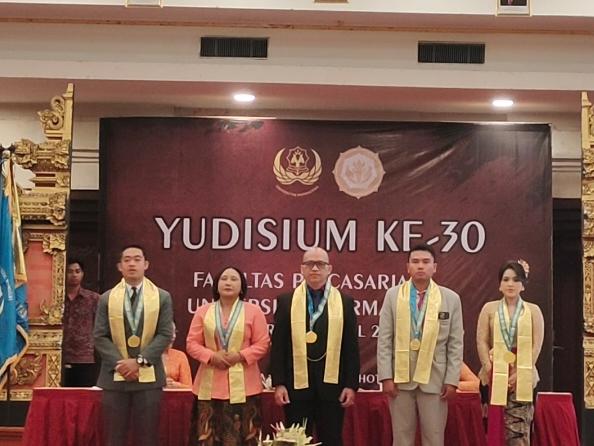 Yudisium Warmadewa 2026: Arta Wirawan Lulus Terbaik, Hadirkan Gagasan Strategis Kendaraan Listrik