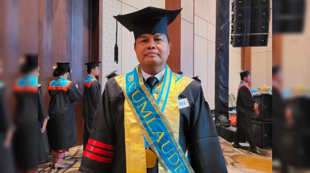 Tak Pernah Puas Menuntut Ilmu, Alit Wiraputra Raih Doktor di Momen Hardiknas