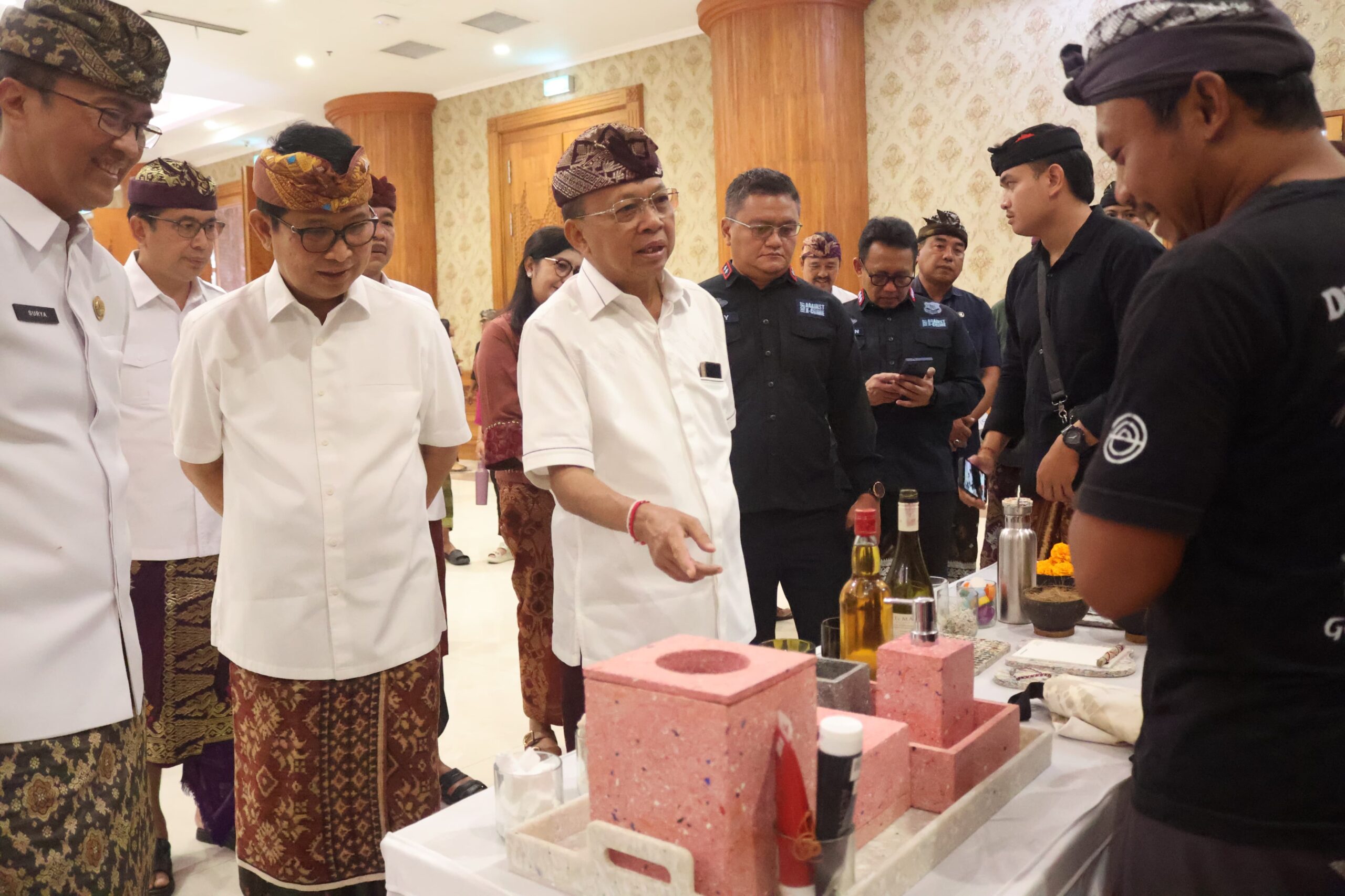Gubernur Koster: Pelaku Usaha Pariwisata Wajib Kelola Sampah Mandiri demi Jaga Masa Depan Wisata Bali