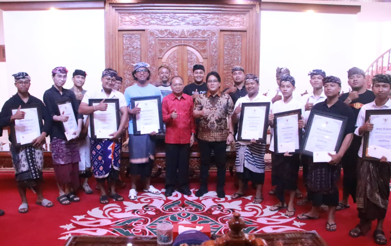 Serahkan Hadiah Ogoh-Ogoh, Gubernur Koster-Wagub Minta STT Kembangkan Kreativitas dan Kuatkan Jati Diri Bali