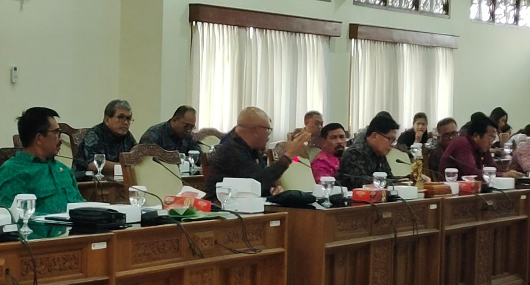 Oka Antara Semprot BTID di DPRD Bali: “Tanah Belum Jelas, Mangrove Ditebang, Ini Sudah Tidak Benar Semua!”