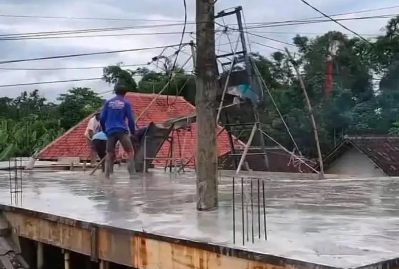 Tiang PLN Berdiri di Tengah Rumah, Warganet Sindir: Pasang Seenaknya, Pindahnya Minta Puluhan Juta