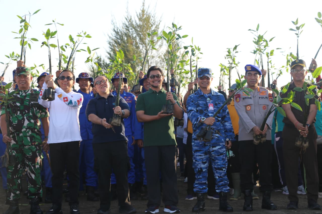 Mewakili Ketua DPRD Bali, Agung Suyoga Hadiri Penanaman Mangrove Bersama Menteri Lingkungan Hidup dan Gubernur Koster