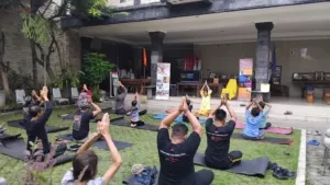 Yoga Lintas Generasi Semarakkan Peringatan Hari Yoga Internasional di Puri Puncak Bangsal