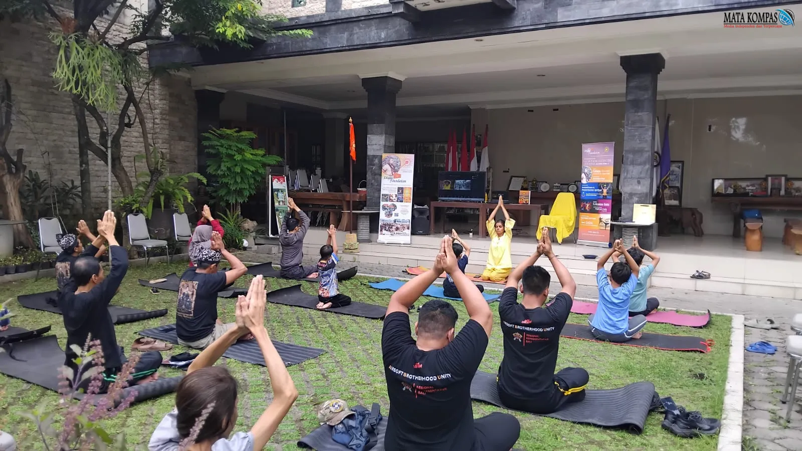 Yoga Lintas Generasi Semarakkan Peringatan Hari Yoga Internasional di Puri Puncak Bangsal