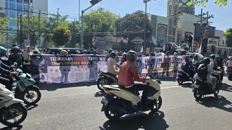Ratusan Massa Minta Hentikan Intervensi, Jaga Prinsip Kesetaraan di Mata Hukum