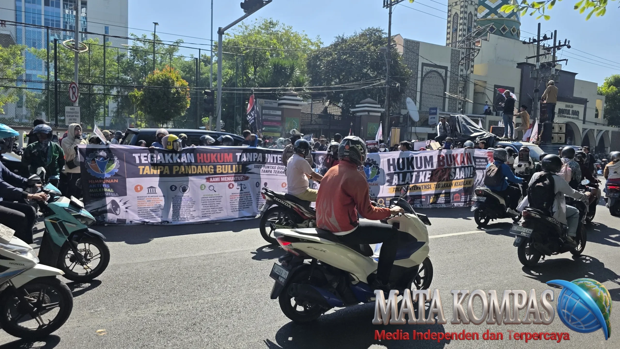 Ratusan Massa Minta Hentikan Intervensi, Jaga Prinsip Kesetaraan di Mata Hukum