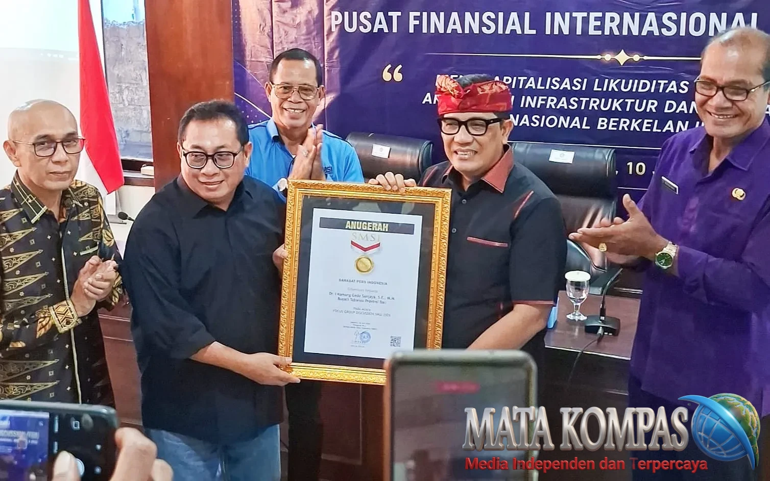 Bupati Tabanan Sanjaya Raih Anugerah Sahabat Pers Indonesia, Komitmen Dukung Kebebasan Pers dan Literasi Digital Diapresiasi SMSI