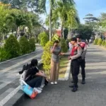 Patroli Dialogis Polresta Denpasar Perkuat Harkamtibmas di Renon, Bagikan Brosur Call Center 110 kepada Masyarakat
