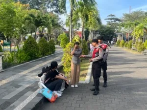 Patroli Dialogis Polresta Denpasar Perkuat Harkamtibmas di Renon, Bagikan Brosur Call Center 110 kepada Masyarakat