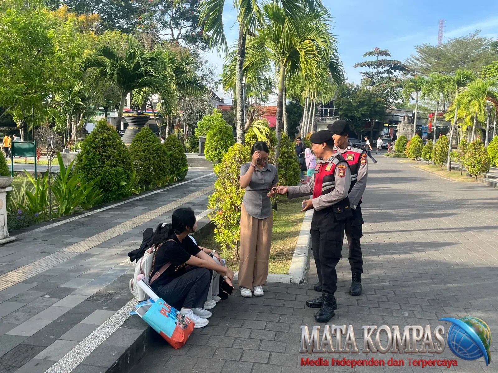Patroli Dialogis Polresta Denpasar Perkuat Harkamtibmas di Renon, Bagikan Brosur Call Center 110 kepada Masyarakat