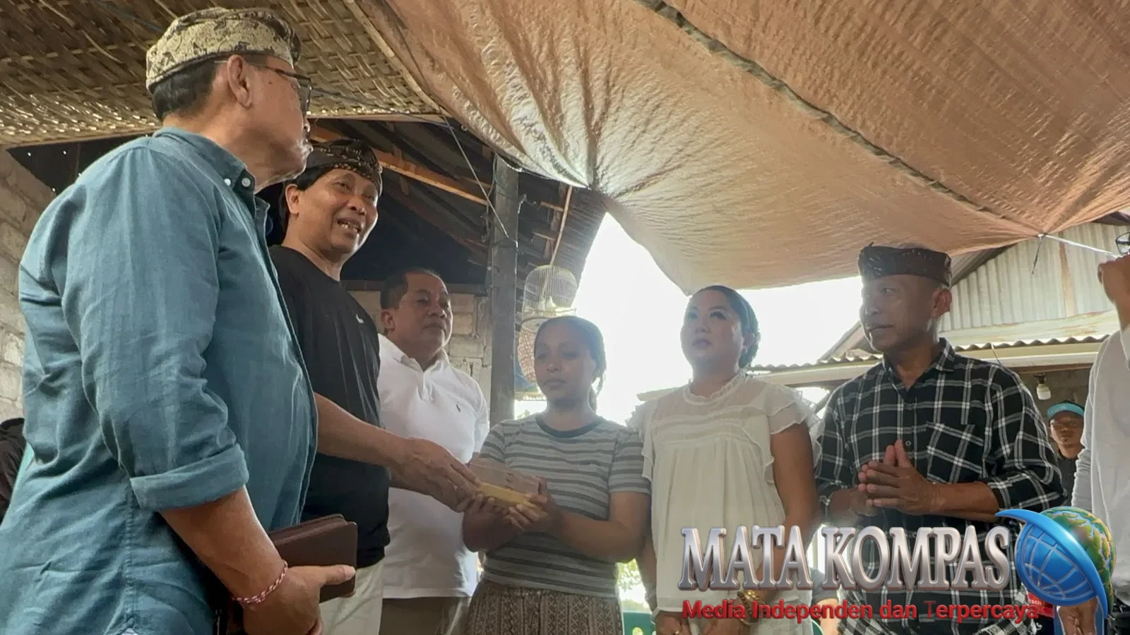 Demokrat Bali Salurkan Bantuan Rp50 Juta untuk Keluarga Korban Tragedi Juwuk Legi, Made Mudarta: Rawat Kasih Sayang, Tolak Kekerasan