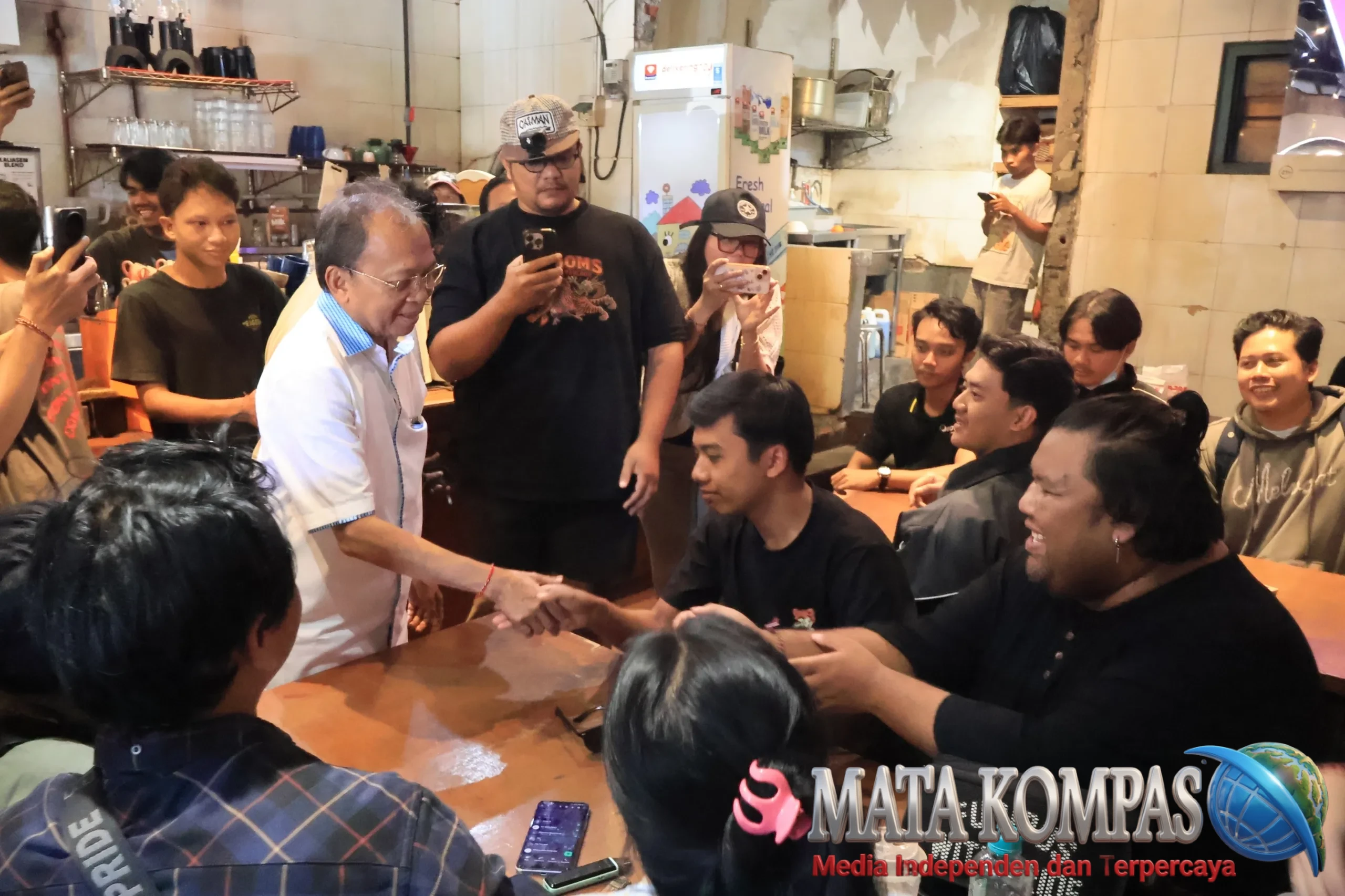 Rahina Tumpek Krulut, Gubernur Koster Traktir 10 Ribu Cup Kopi Gratis di Jenar Kopi, Dorong Kecintaan terhadap UMKM Lokal
