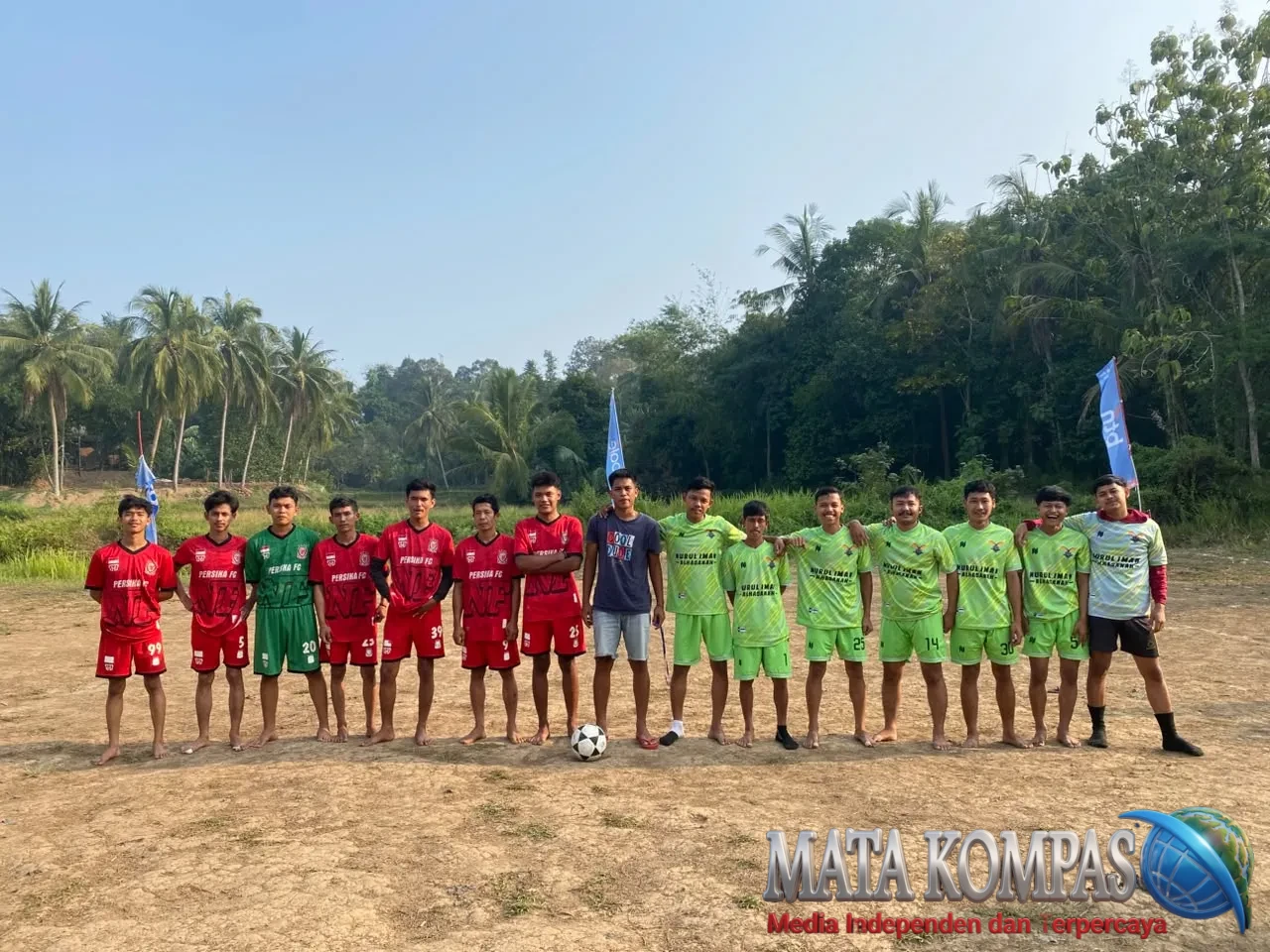 Tanpa Lapangan Sendiri, Warga Kanaga Tetap Guyub Rayakan HUT ke-81 RI Penuh Semangat