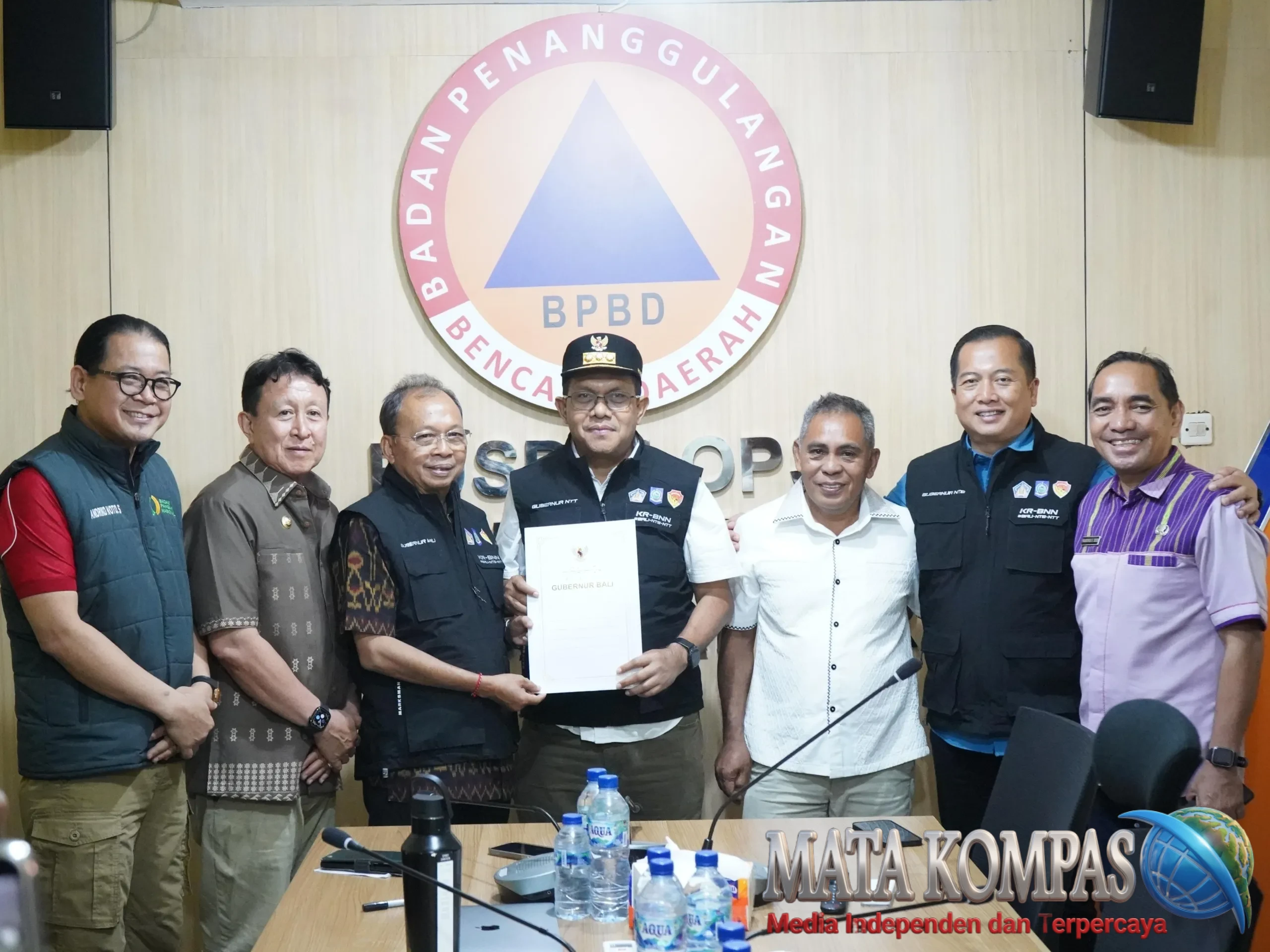 Gubernur Koster Hadir untuk NTT, Bawa Bantuan Rp1 Miliar dari Gotong Royong ASN Bali