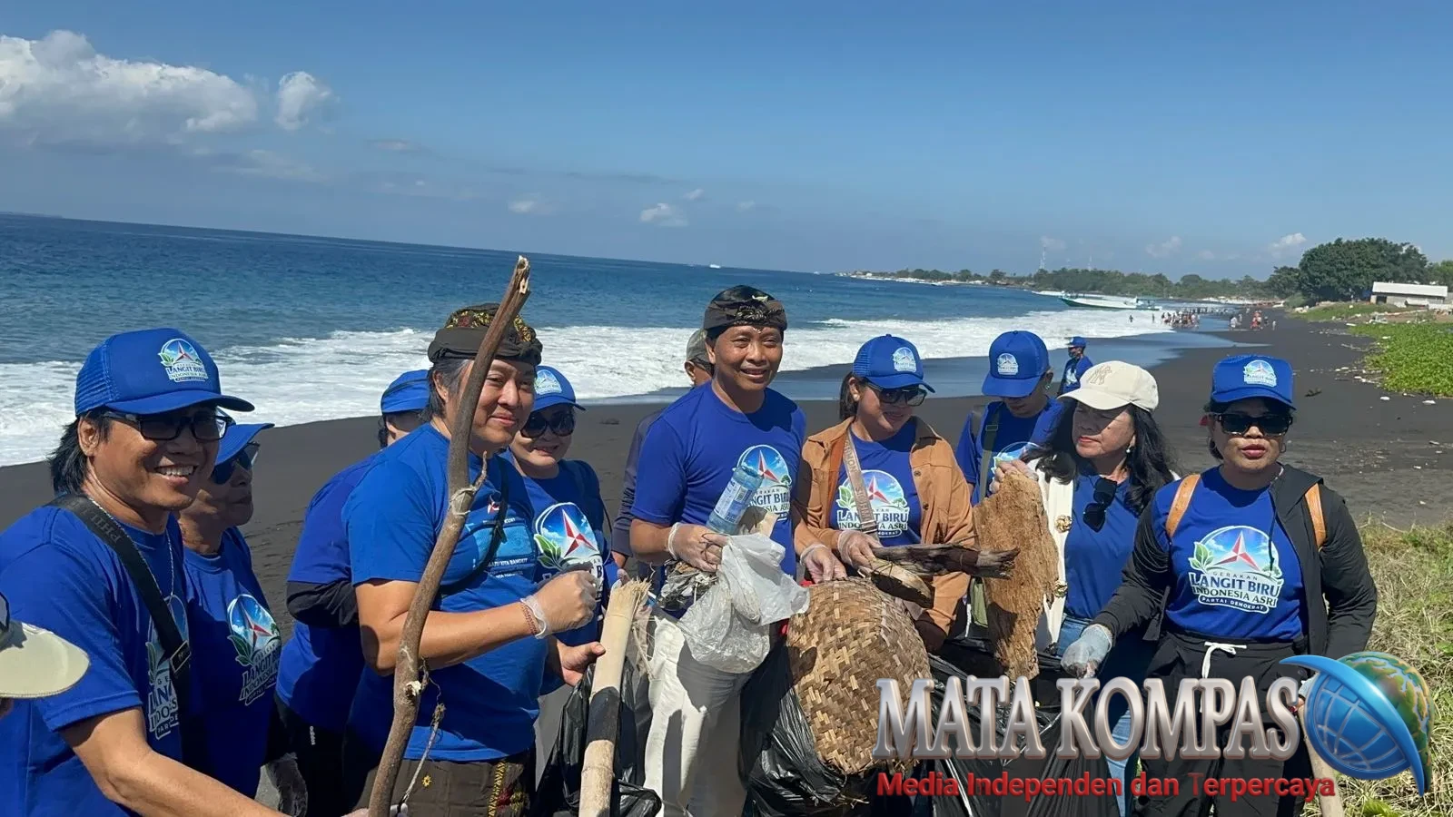 Demokrat Bersihkan Pantai Goa Lawah, Made Mudarta Tegaskan Politik Harus Hadir Lewat Aksi Nyata