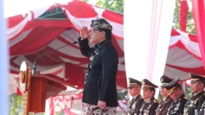 Wagub Giri Prasta Pimpin Upacara Penurunan Bendera HUT ke-81 RI di Lapangan Puputan Margarana.