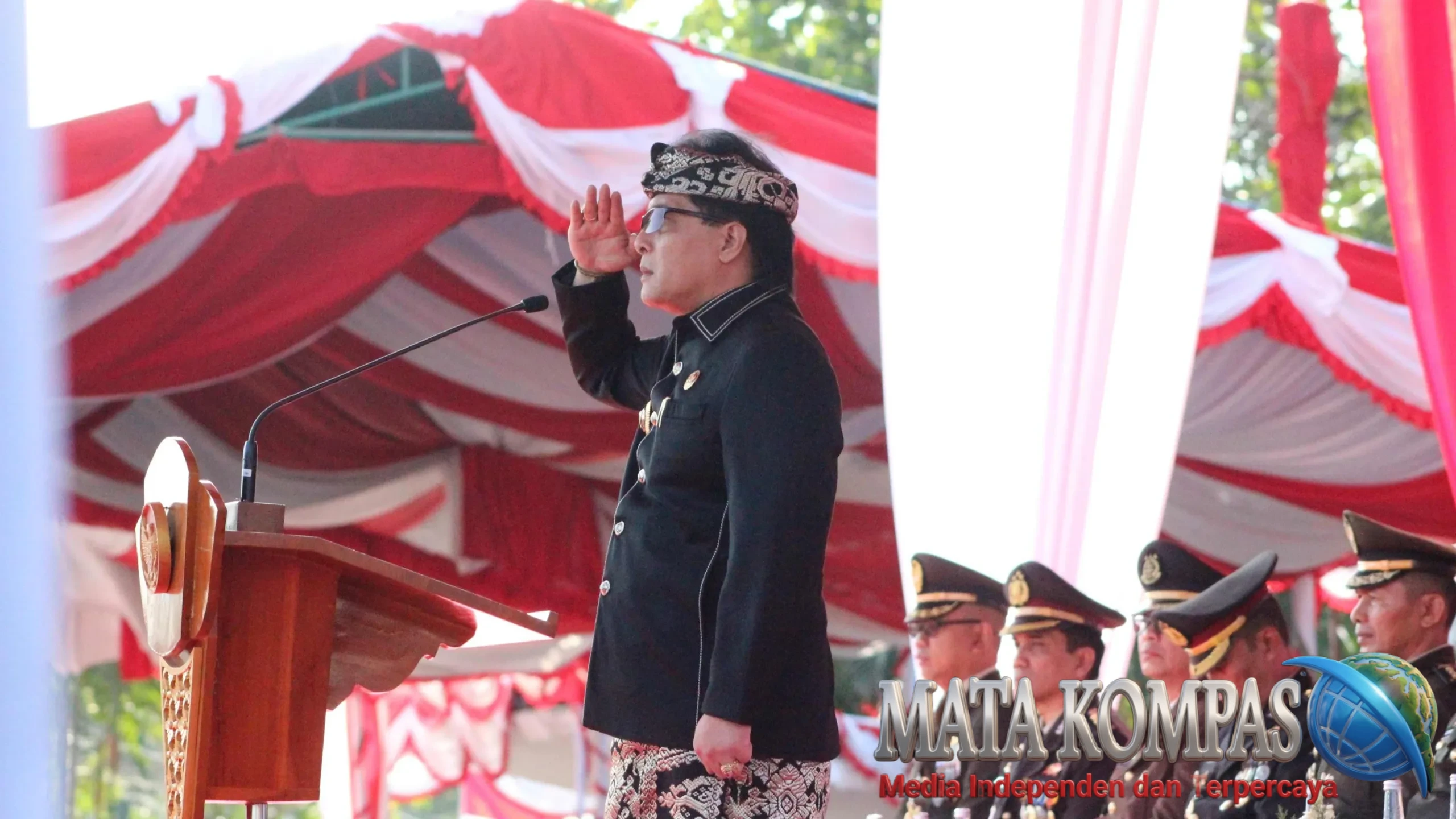 Wagub Giri Prasta Pimpin Upacara Penurunan Bendera HUT ke-81 RI di Lapangan Puputan Margarana.