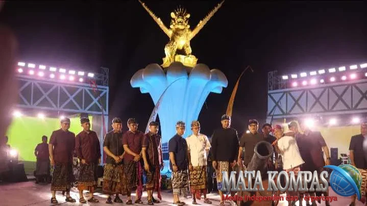Buka Bulfest 2026 di Praja Mandala Singa Ambara Raja, Gubernur Koster Serahkan Penghargaan Kepada Tiga Maestro Tari Buleleng.