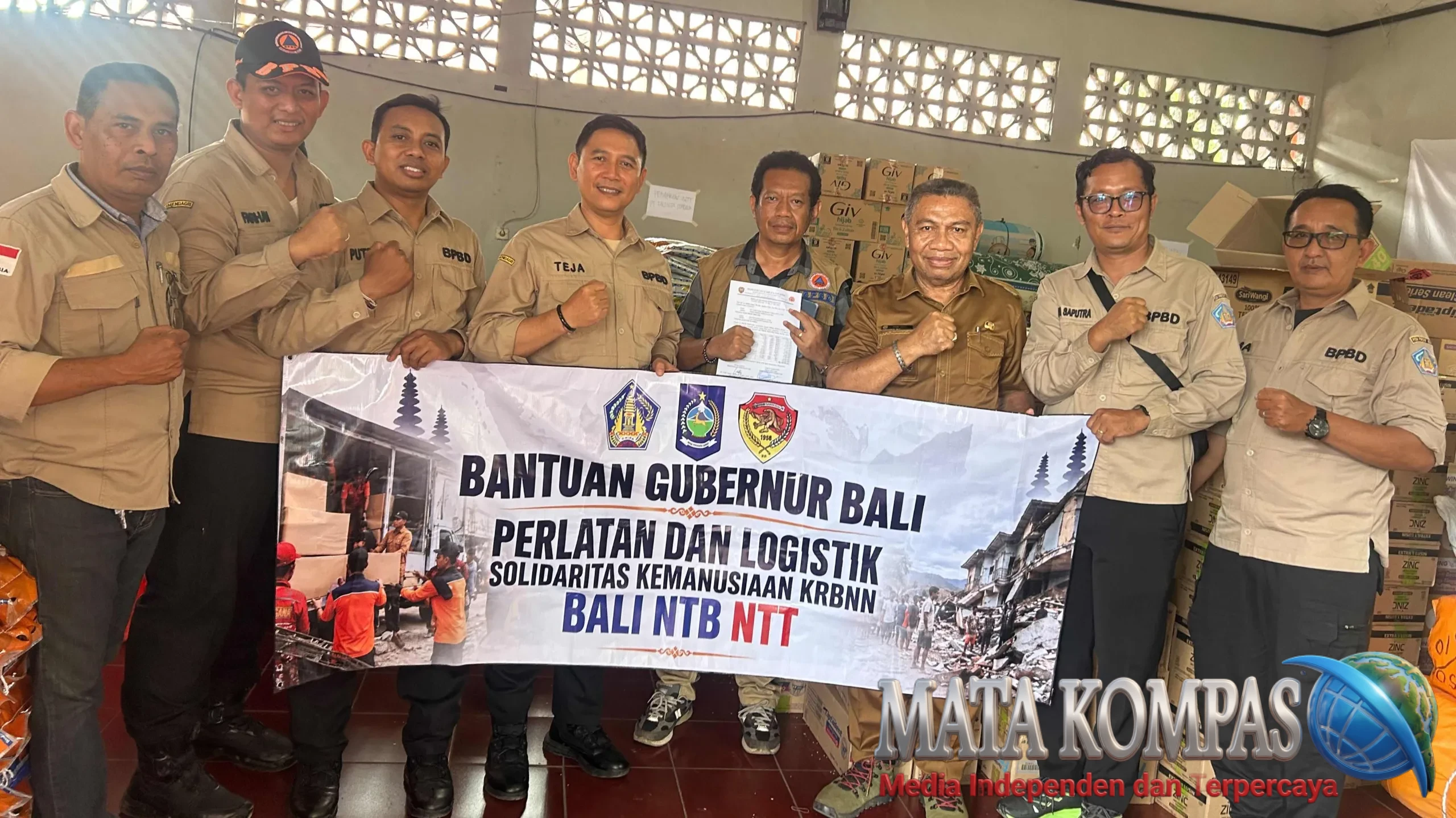 Gubernur Koster Serahkan Bantuan Rp 1 M Untuk Korban Gempa NTT.