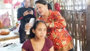 Tak Sekadar Beri Bantuan, Ketua BKOW Bali Berikan Perhatian Untuk Warga Seraya Timur.