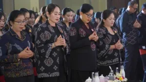 Satu Jiwa, Tiga Rupa: Putri Koster Dorong Wastra Bali Menembus Panggung Mode Dunia.