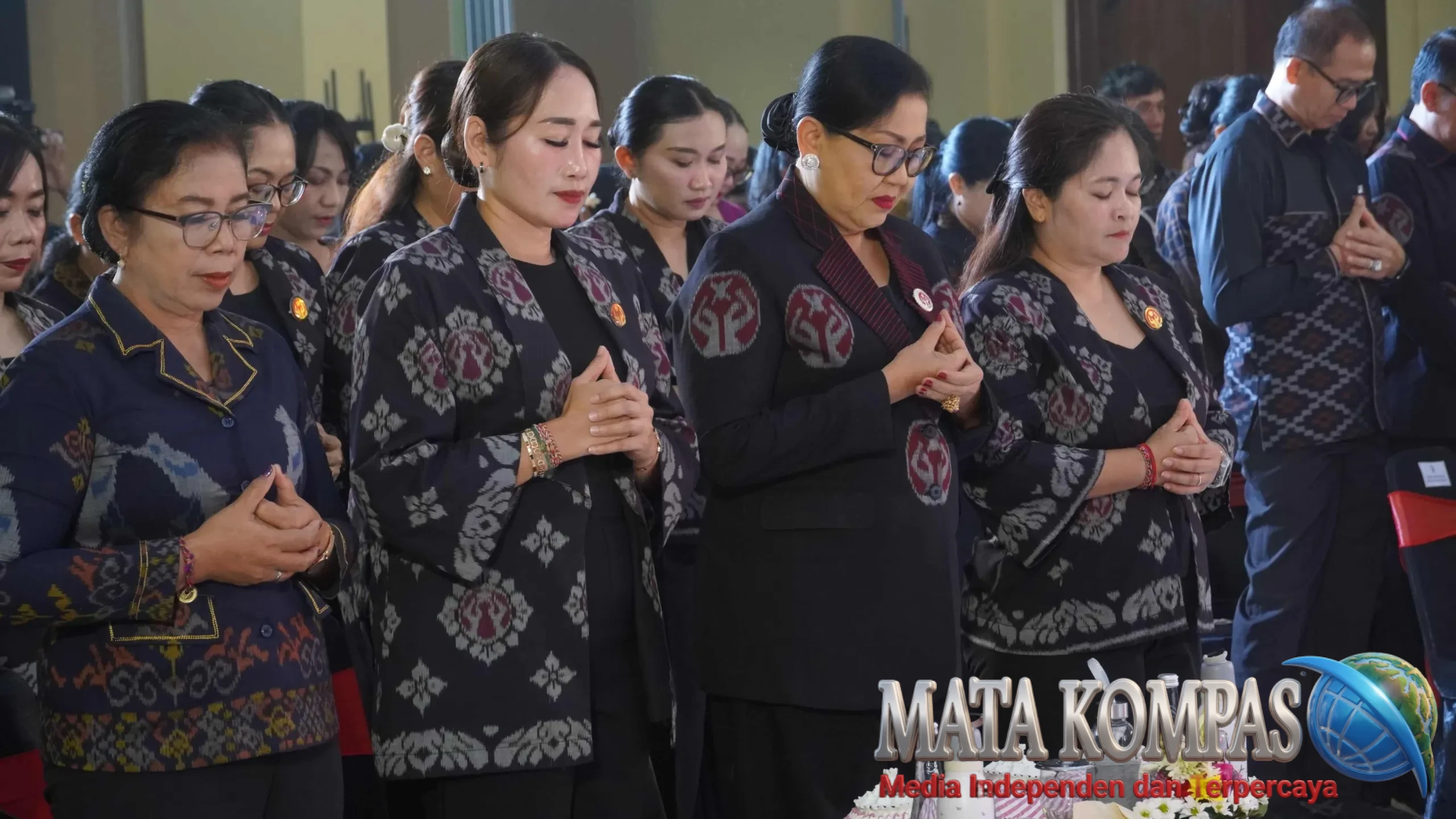 Satu Jiwa, Tiga Rupa: Putri Koster Dorong Wastra Bali Menembus Panggung Mode Dunia.