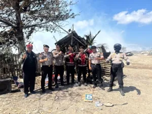 Water Cannon Samapta Polresta Denpasar Bantu Jinakkan Kebakaran di Gang Jatayu