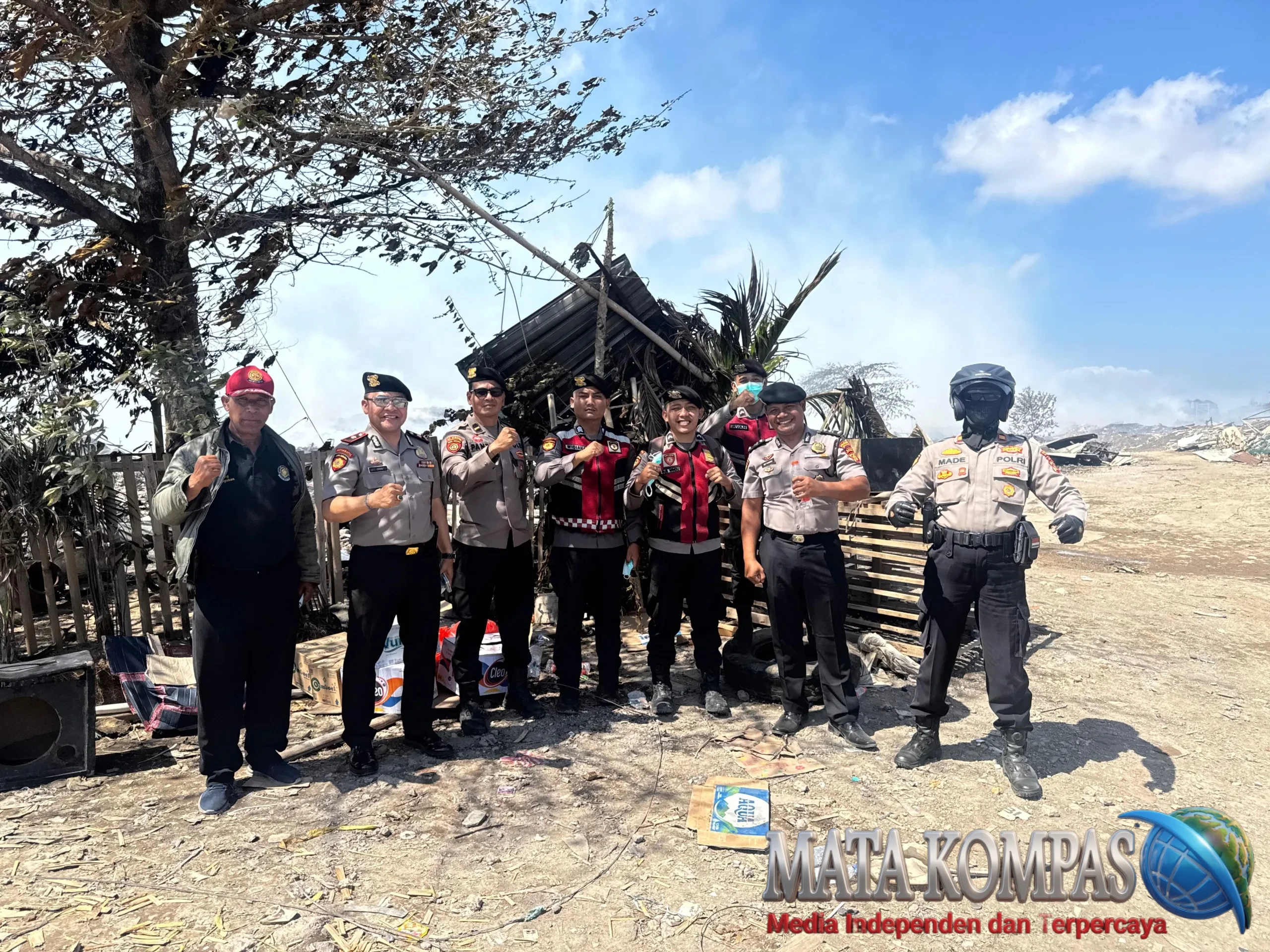 Water Cannon Samapta Polresta Denpasar Bantu Jinakkan Kebakaran di Gang Jatayu