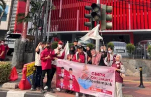 DPD GMPK DKI Bagikan 10.000 Masker dan 700 Nasi Kotak